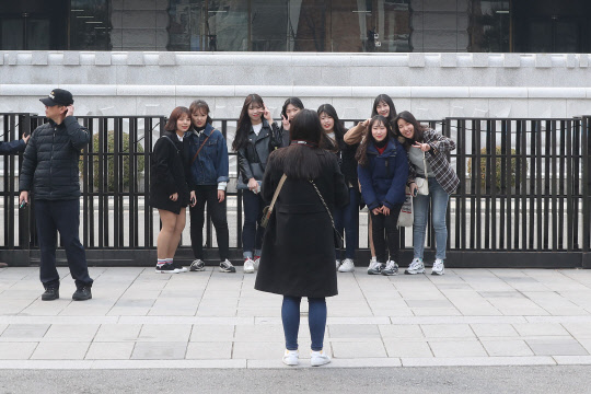 박근혜 전 대통령 탄핵 인용 선고가 내려진지 이틀이 지난 12일 오후 서울 종로구 헌법재판소 앞 시민들이 기념사진을 촬영하고 있다.